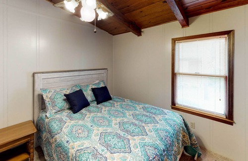 Prosperity House | Peaceful, dog-friendly getaway with gorgeous lake view, grill, & central AC