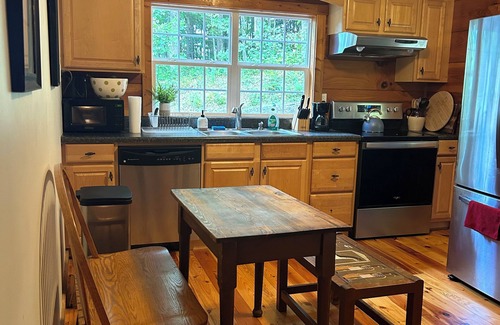 West Jefferson Cabin | Peaceful elegant cabin on private land, Minutes from downtown West Jefferson.