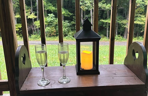 West Jefferson Cabin | Peaceful elegant cabin on private land, Minutes from downtown West Jefferson.