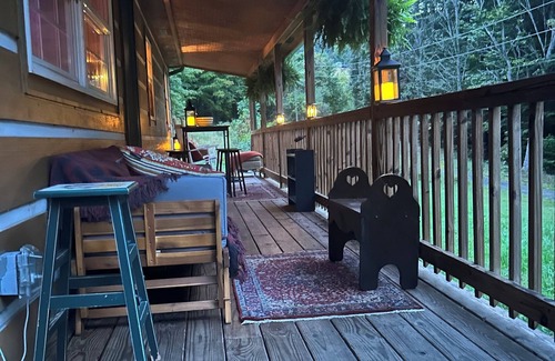 West Jefferson Cabin | Peaceful elegant cabin on private land, Minutes from downtown West Jefferson.