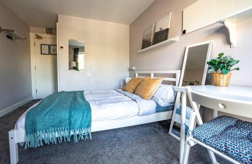 Grand Canal Dock House | Peaceful Ensuite Room in Dublin