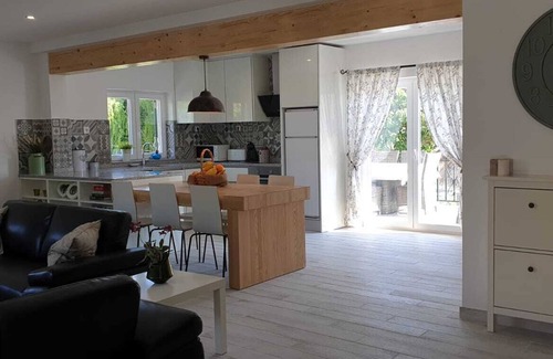 Mouraria Cottage | Peaceful family retreat by the pool, only minutes away from the beach