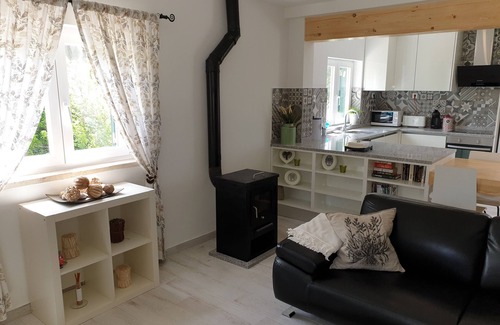 Mouraria Cottage | Peaceful family retreat by the pool, only minutes away from the beach
