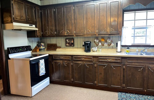 Moss House | Peaceful Farmhouse Retreat — Close to Downtown Laurel
