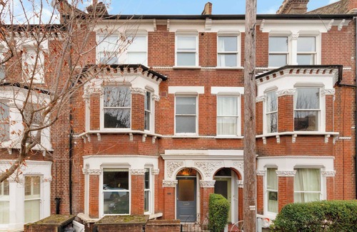 Northcote Apartment | Peaceful Flat 1 minute from Clapham Junction station