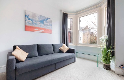 Northcote Apartment | Peaceful Flat 1 minute from Clapham Junction station