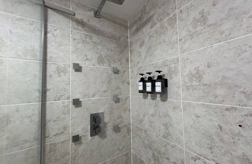 Squirrel's Heath Apartment | Peaceful Garden Annex – 30 mins to London