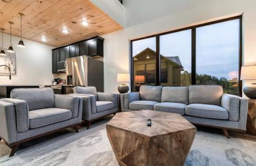 Sevierville House | Peaceful Getaway Luxe Cabin w Private Pool