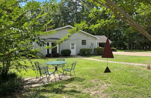 Rolling Wood House | Peaceful getaway only 5 minutes drive from Oxford Square and U of M
