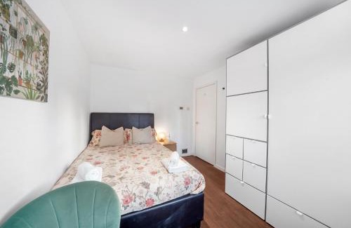 Monkhams House | Peaceful Green London - 1 bedroom & Free parking
