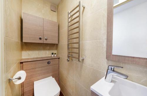 Monkhams House | Peaceful Green London - 1 bedroom & Free parking