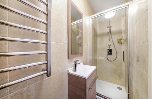 Monkhams House | Peaceful Green London - 1 bedroom & Free parking
