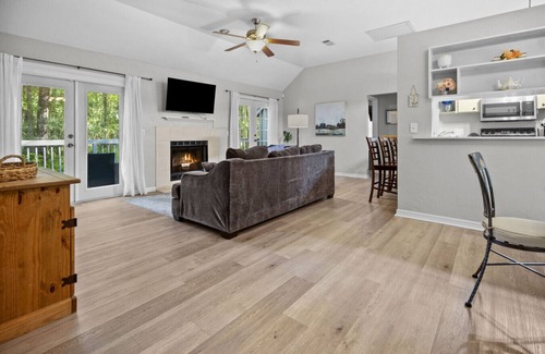 Haile Plantation House | Peaceful Haile Cottage | Trails + Deck + Near UF