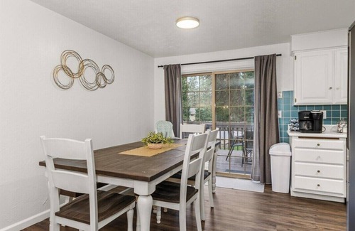 Fairwood House | Peaceful Haven I Stylish Home in North Spokane