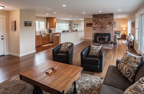 Cloverdale House | Peaceful Hilltop Retreat-Deck, Privacy & Views