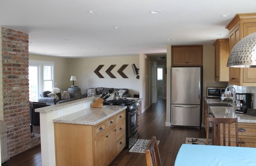 Cloverdale House | Peaceful Hilltop Retreat-Deck, Privacy & Views