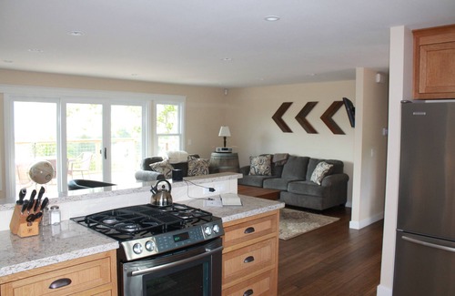 Cloverdale House | Peaceful Hilltop Retreat-Deck, Privacy & Views
