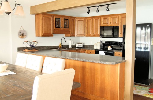 Camdenton House | PEACEFUL HOME-4 BEDROOMS w/3 KING BEDS, 3 BATHROOM, EASY PARKING & A BOAT SLIP!