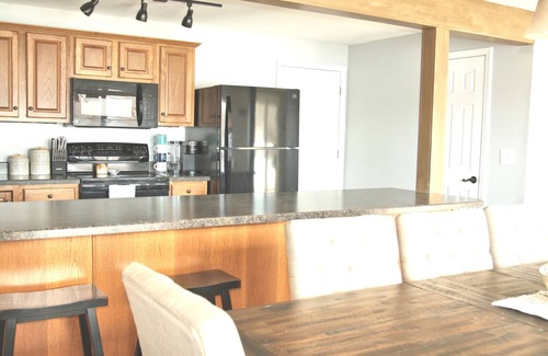 Camdenton House | PEACEFUL HOME-4 BEDROOMS w/3 KING BEDS, 3 BATHROOM, EASY PARKING & A BOAT SLIP!