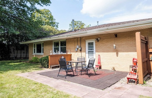Urbana House | Peaceful Home, Near UIUC, King Bed, Quiet Street