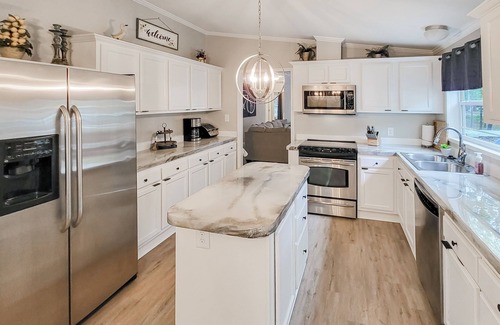 Mauston House | Peaceful home w/3 seasons clubhouse - 1/2 mile from Castle Rock Lake, 2 dogs OK
