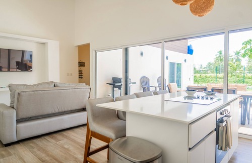 Esterillos Este House | Peaceful home with patio, grill, fast WiFi & 2-min walk to quiet beach