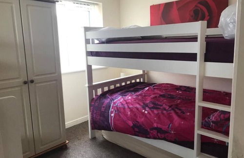 Nottingham Villa | Peaceful House That Accommodates up to 18 People in Nottingham!