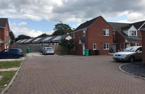 Nottingham Villa | Peaceful House That Accommodates up to 18 People in Nottingham!