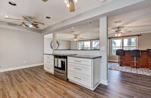 Northside House | Peaceful Island Retreat - Heated Pool - Sleeps 10