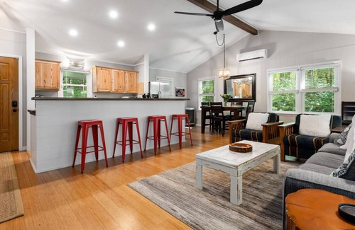 Lake Toxaway House | Peaceful Ivy Ridge - w/waterfalls, hikes + hot tub!