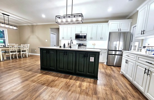 Jones Mills House | Peaceful King Suite 4 bedrooms. nPool+Playground! 15 miles from Magic Springs!