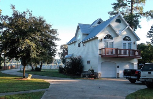 Hawthorne House | Peaceful Lake Retreat 2 Story Home On Riley Lake In Star Lake Forest Hawthorne