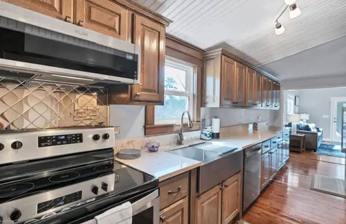 New London House | Peaceful Lakefront Retreat: private dock, deck, arcade and more!
