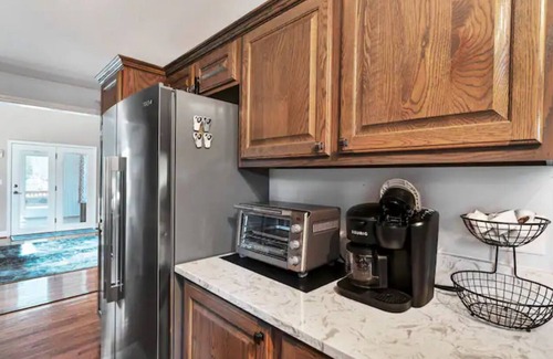 New London House | Peaceful Lakefront Retreat: private dock, deck, arcade and more!