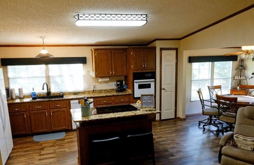 Kingston House | Peaceful Lakehouse Retreat- 2 minutes from the water