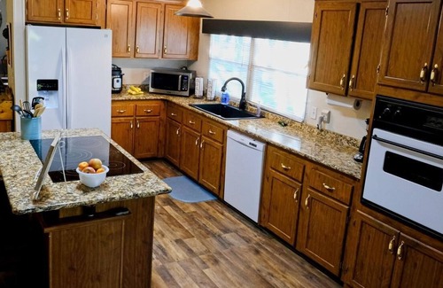 Kingston House | Peaceful Lakehouse Retreat- 2 minutes from the water