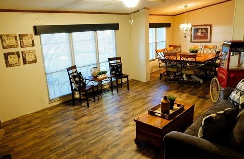 Kingston House | Peaceful Lakehouse Retreat- 2 minutes from the water