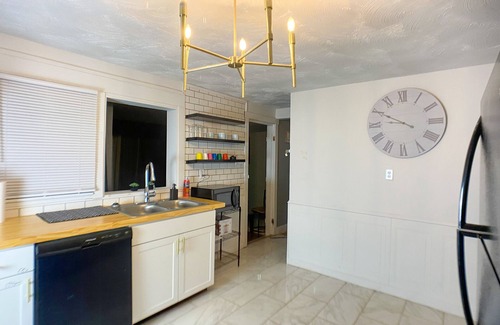 Trotwood House | Peaceful Luxury Newly Renovated 4 BR with Fire Pit
