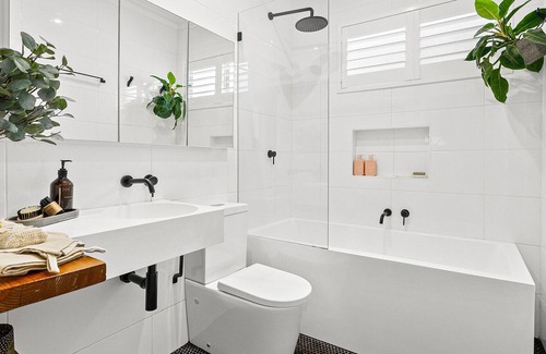 Bulli House | Peaceful modern cottage with escarpment views