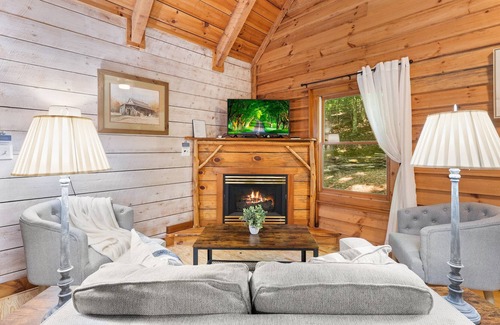 Dahlonega Cabin | Peaceful mountain cabin with hot tub