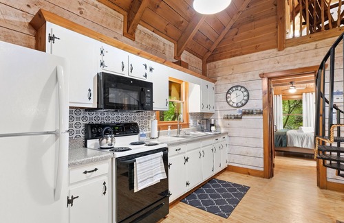 Dahlonega Cabin | Peaceful mountain cabin with hot tub