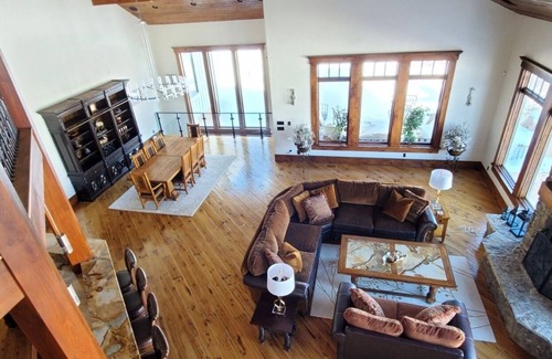 Pinebrook Villa | Peaceful mountain retreat full of beauty, wildlife & stunning views! 30 day min*