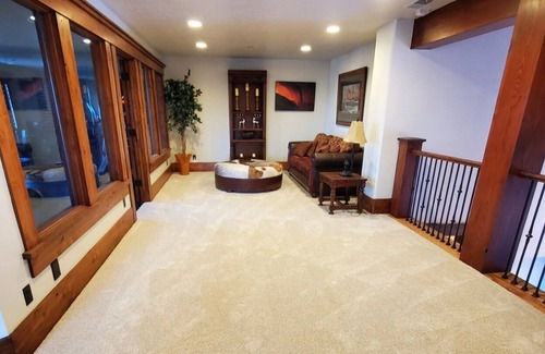 Pinebrook Villa | Peaceful mountain retreat full of beauty, wildlife & stunning views! 30 day min*