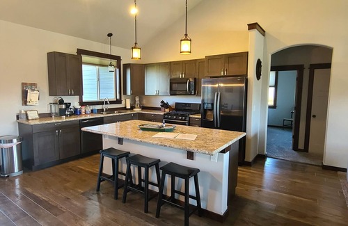 Bozeman House | Peaceful mountain view-Close to airport