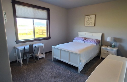 Bozeman House | Peaceful mountain view-Close to airport