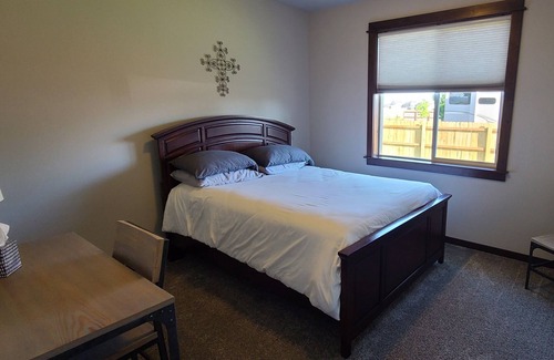 Bozeman House | Peaceful mountain view-Close to airport