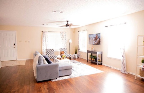 Longs Creek House | Peaceful Oasis, Large 4 Bedroom Home, Pets, San Antonio TX , Perfect For Family
