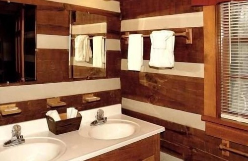 Cosby Cabin | Peaceful Pines - 1 Bedrooms, 1 Baths, Sleeps 4 Cabin by RedAwning