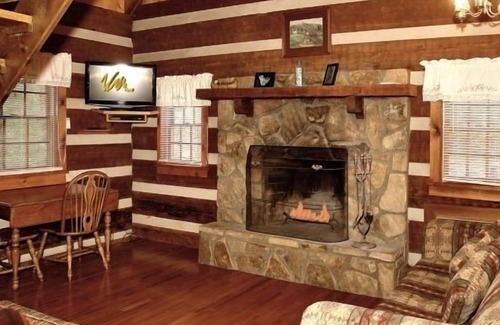 Cosby Cabin | Peaceful Pines - 1 Bedrooms, 1 Baths, Sleeps 4 Cabin by RedAwning