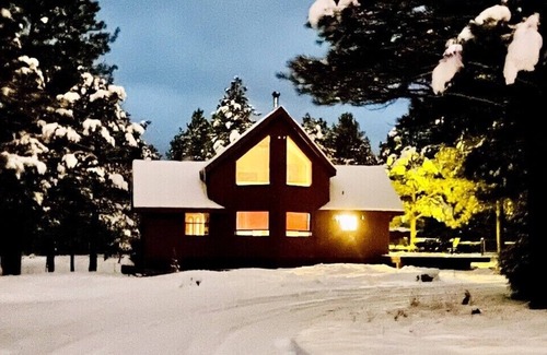 Flagstaff Cabin | Peaceful Pines Cabin -3 fenced acres, trails, slopes, downtown Flagstaff close!